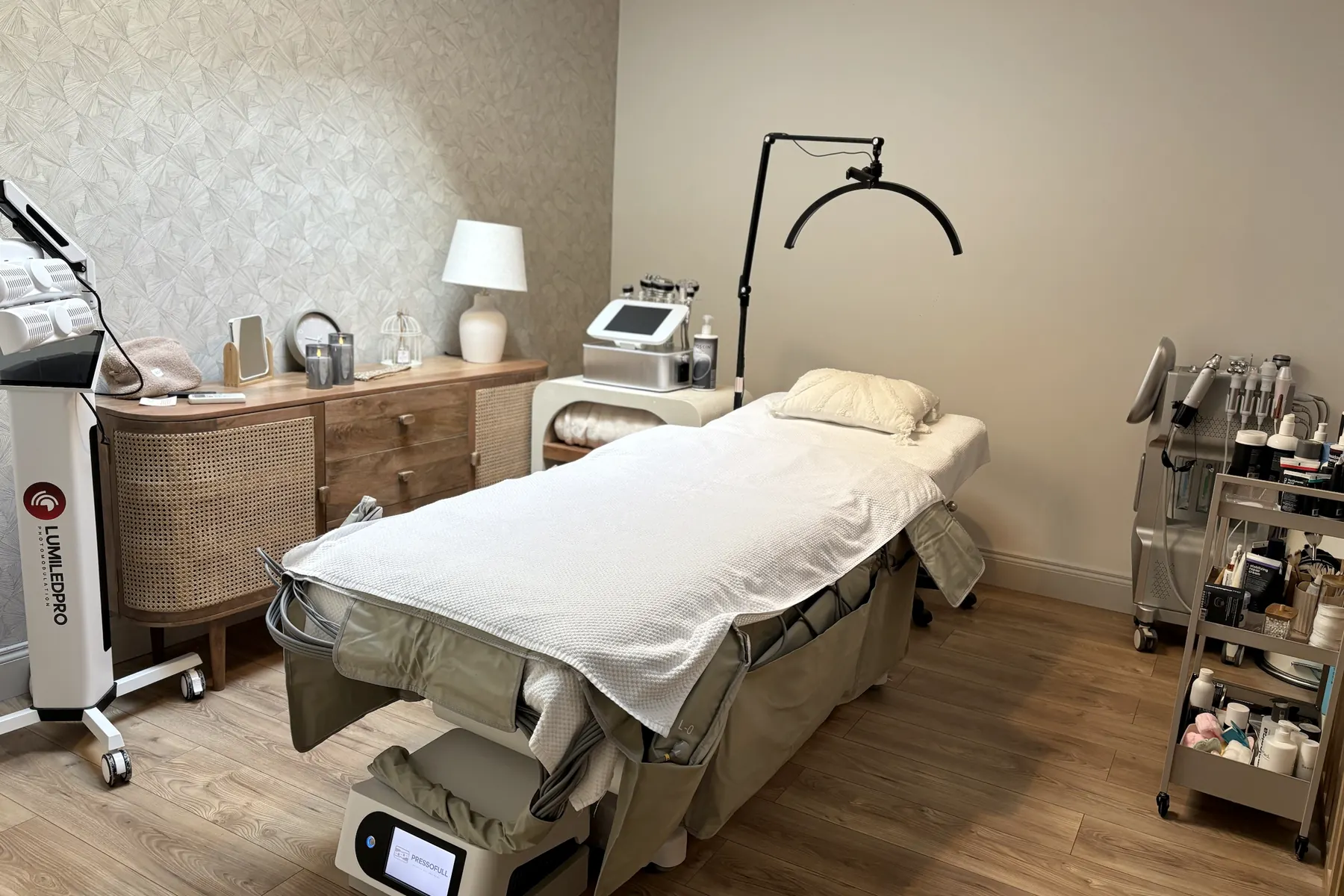 La cabine des soins du visage et du corps : table, appareils de LED, de pressothérapie, de radiofréquence et d’hydradermabrasion