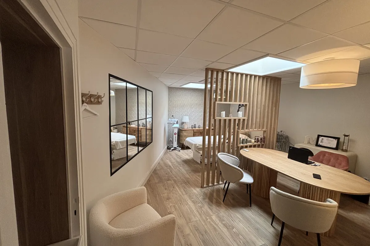 La salle de consultation vue depuis le couloir, à travers l’encadrement de la porte