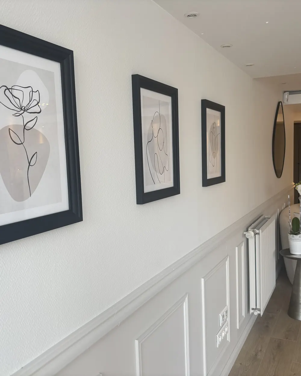 Le couloir de l’institut et sa série de dessins encadrés au trait