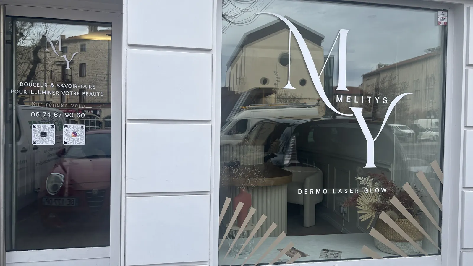 La vitrine de MELITYS, boulevard Chavassieu, avec le monogramme gravé sur le verre