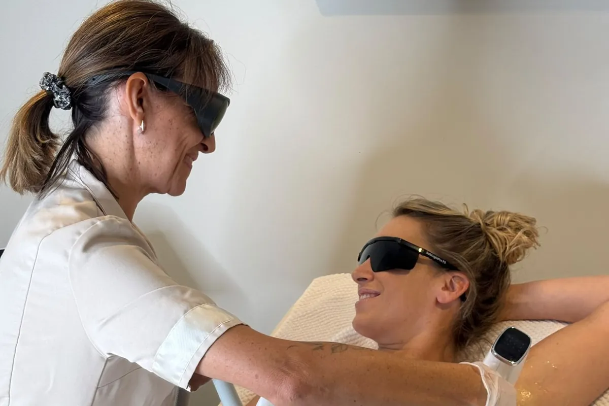 Une séance d’épilation laser des aisselles : la praticienne et la cliente portent des lunettes de protection